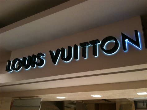 Louis Vuitton Signs K